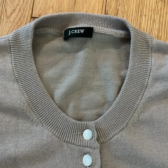 🔥 J Crew cardigan beige tan white button, used but good shape. Size tag removed - Picture 3 of 6